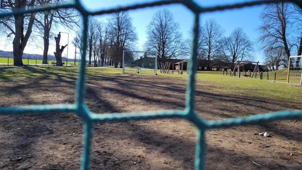 Efter ett bråk vid fotbollsplanen i Edsbruk valde skolan att låsa dörrarna. Någon polis fanns inte att tillgå, vilket upprör skribenten.