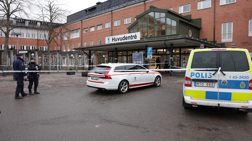 Mannen fritogs av två maskerade och beväpnade personer i februari i samband med ett sjukhusbesök.