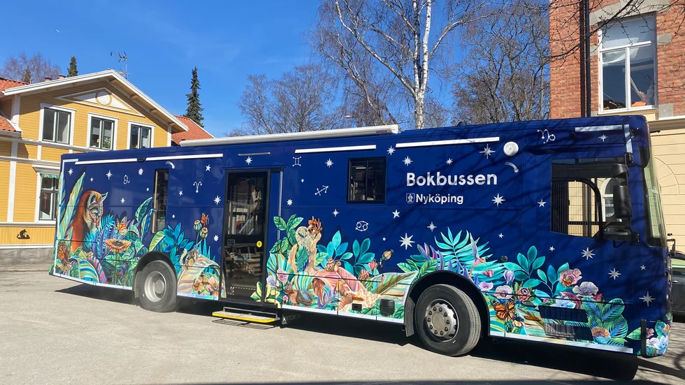 Bokbussen har viktig roll att fylla med sina fulla hyllor.