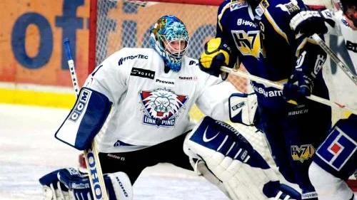 Målvakten Daniel Sperrle fick enmardrömsstart på sin "riktiga" debut iLinköpings HC. Redan efter en periodhade HV 71 gjort fem mål bakom Sperrle.
