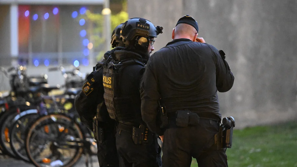 Polis och bombtekniker på plats vid ett flerfamiljshus i Malmö efter en explosion i ett trapphus.
