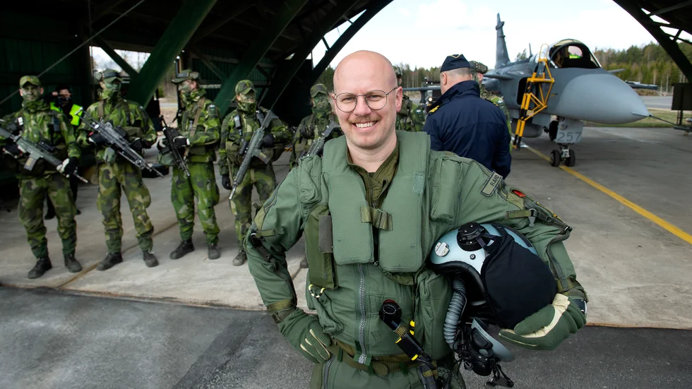 Piloten Fredrik Juhlin menar att stämningen i Försvarsmakten har förändrats sedan invasionen av Ukraina. "Det är ett större allvar", säger han.