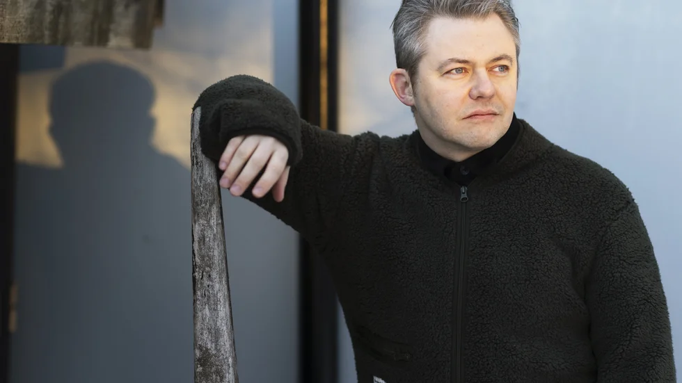 "Jag tror att läsarna skulle tycka om mina andra böcker också, men de har inte blivit så spridda" säger författaren Mikael Berglund efter att ha fått Sveriges Radios romanpris. Pressbild.