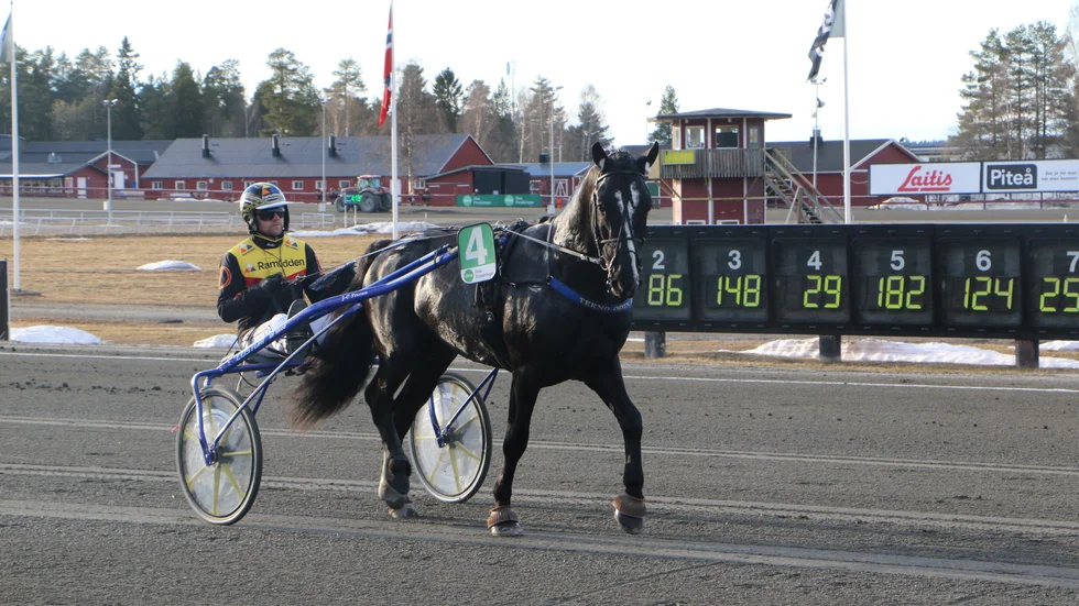 Juni Blixt och Mats E Djuse lekte hem försöket i Sleipner Cup på nytt banrekord för 4-åriga hingstar och valacker.