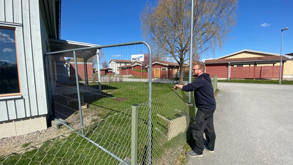 "Varför var lekgården stängd ett år efter slukhålet?" Det frågar sig Fredrik Blomberg, förälder till en femåring på förskolan Sjöstugan vid Frösjöstrand. Området plågas av vattensjuka och borde enligt en rapport aldrig ha bebyggts. 