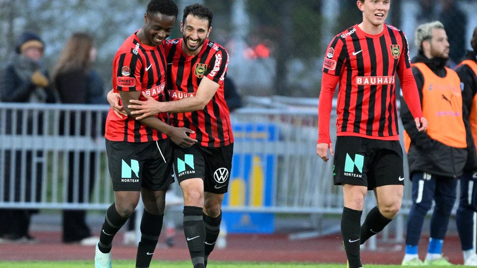 Brommapojkarna jublar efter 1–0-målet som gav segern borta mot IFK Värnamo.