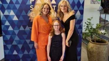 Hillevi Salomonsson på Parasportgalan tillsammans med Lina Watz och Ebba Årsjö.