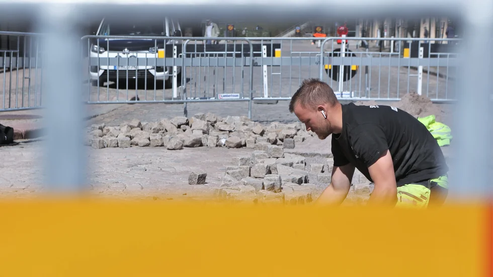 Rasmus Millerud berättar att många förbipasserande är glada över att det nu läggs ny gatsten på torget. 