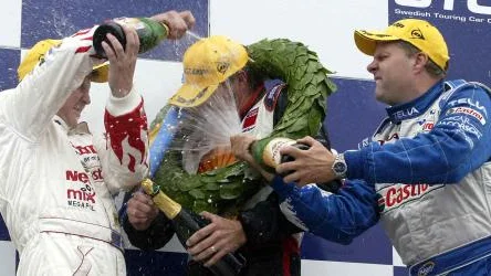 Thomas Engström och Janne Flash Nilsson duschade segraren Fredrik Ekblom med bubbelläsk. Bild: PETER JIGERSTRÖM