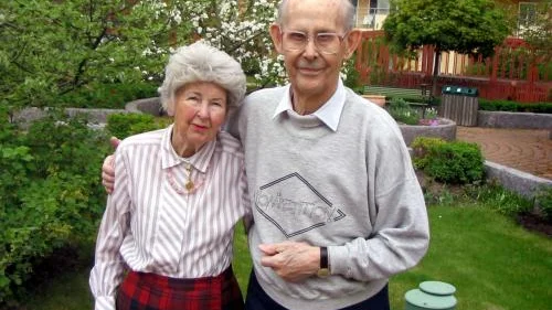 Karen och Lennart Bredberg framför sin trädgård vid Ekoxens seniorboende i Linköping. Bild: BÖRJE GUNNARSSON