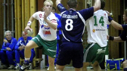 Robert Ström gjorde flest mål i Mantorp. HK Silwings Mikael Glimbråten och Mantorps Patrik Petersson tampas på linjen. Bild: MATILDA AHL