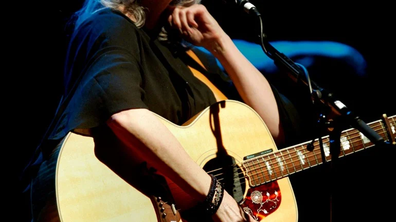 Sorgsna sånger, men ändå en lycklig kväll. Emmylou Harris  gjorde ett oförglömligt intryck på konserten på Cirkus i tisdags. Bild: PRESSENS BILD