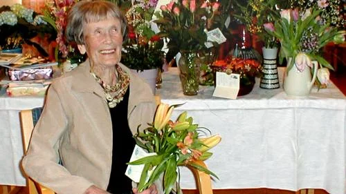 En 101-årig blomsterflicka. Rut Andersson fick massor av blommor när hon i fjol firade 100 år. Bild: ULLA BRITT LARSSON