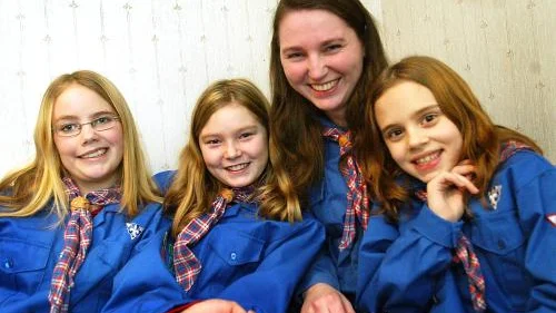 Ida Stensér har varit scoutledare i många år, säkert nyttig träning för en blivande lärare. Madeleine Edmark, Hannah Sjöberg-Odin och Amanda Erlandsson är uppenbart nöjda med undervisningen.