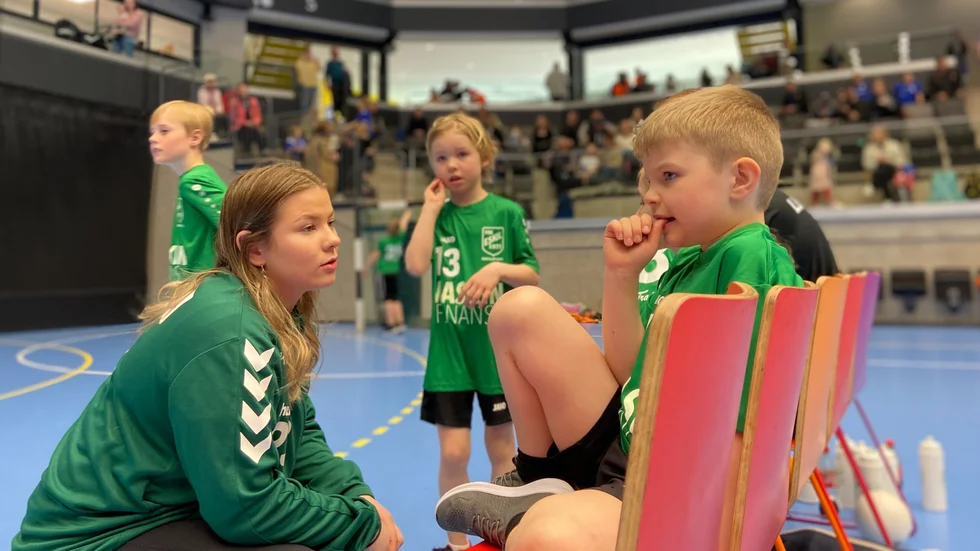 HK Eskilledaren Matilda Siklo tröstar efter ett nederlag.