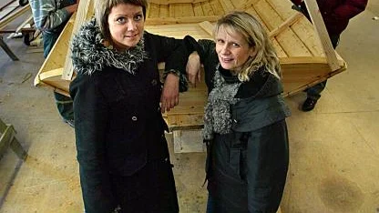 Linda Pettersson, vars föräldrar dog i cancer, och diakonissa Helena Cederlöw med egen erfarenhet av sjukdomen, hoppas att båtens ska samla in massor med pengar till cancerfonden. Bild: MIA KARLSVÄRD