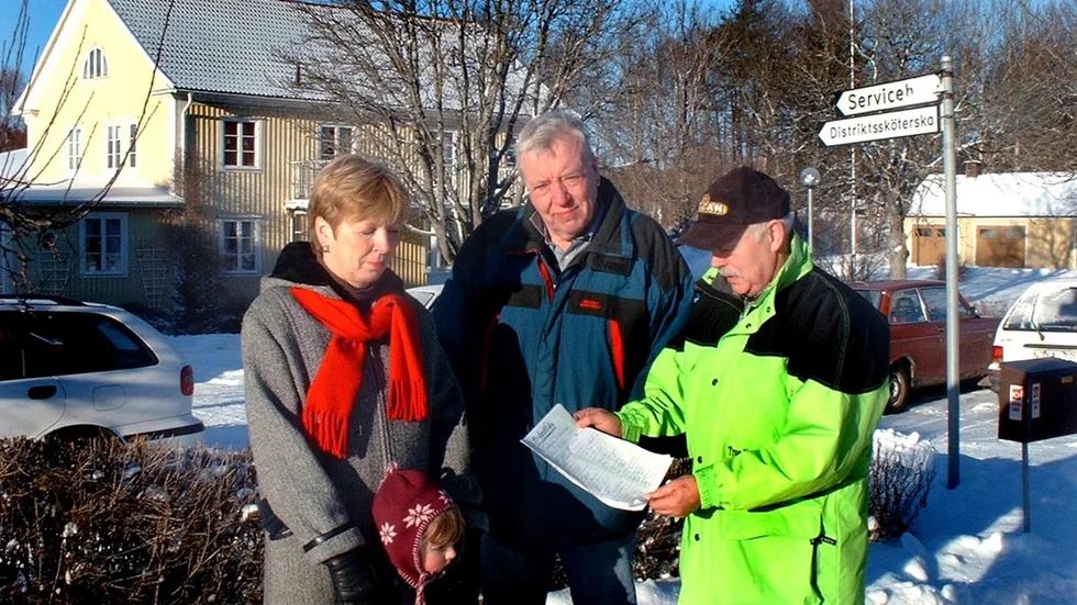 Björsätersborna Birgitta Mattsson, Bengt Björner och Inge Mårtensson visar protestlistan framför ortens servicehus. Den lilla flickan heter Malin Mattsson. Bild: SVANTE STRÖMBERG
