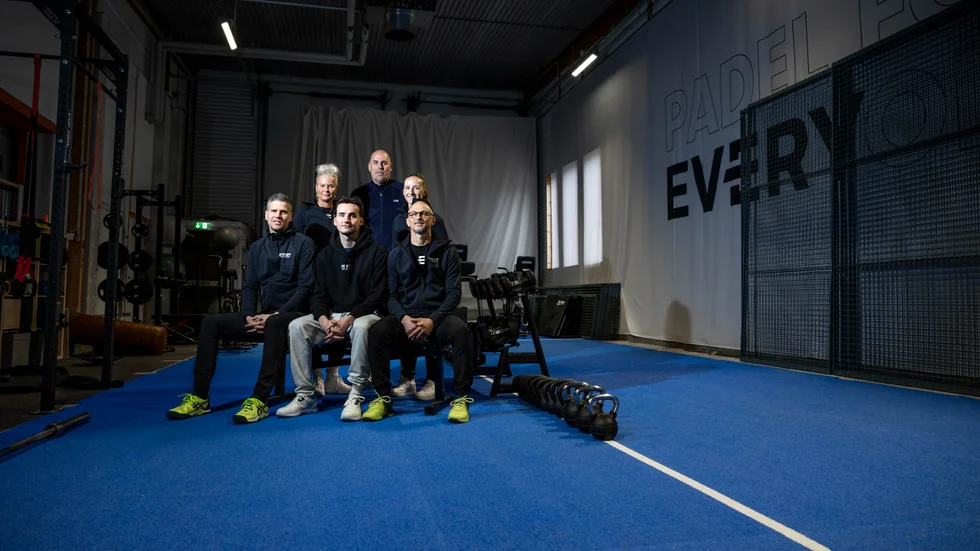 Every Padel i Fyrislund ändrar på konceptet och blir så mycket mer än bara padel. På bilden ses Malin Anderson, Andreas Ehrnvall och Julia Grenmark på bakre raden. På främre raden: Anders Nikkarinen, Gunnar Eiriksson och Fredrik Norén.