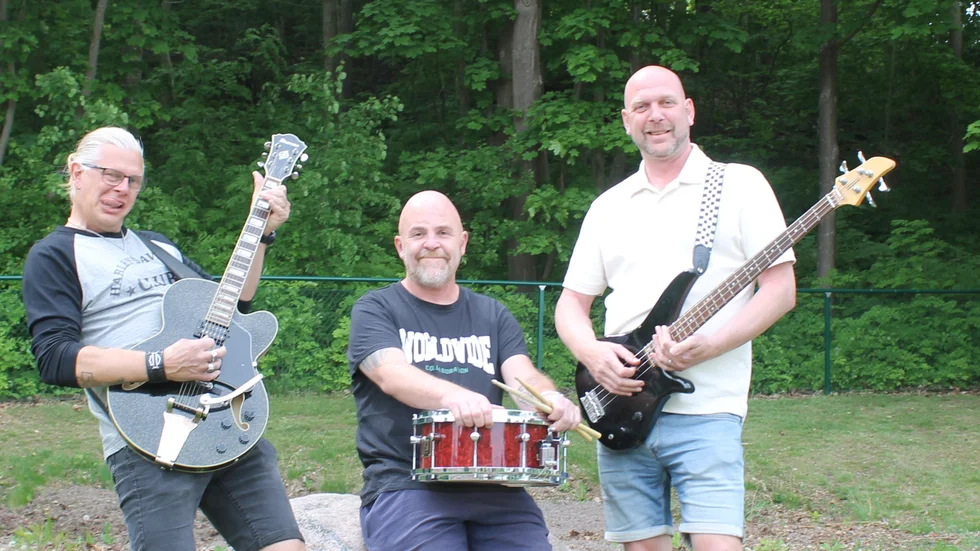 Bandet PM´s från Motala består av från vänster Peter Forss (gitarr, sång), Mattias Möckelström (trummor, sång) och Mats Iseskog (bas, sång). Det märks tydligt både under fotograferingen och intervjun att de är lika mycket ett kompisgäng som ett band. Men nu lägger de av.
