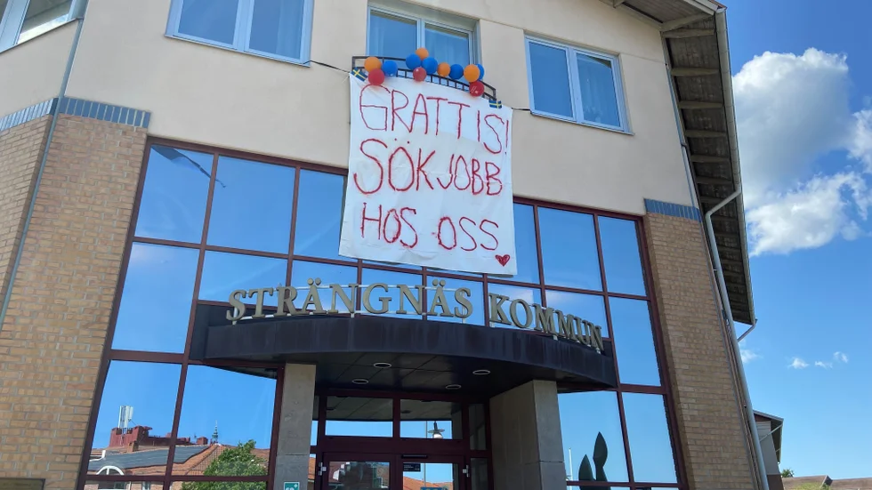 När studentflaken passerade kommunhuset möttes studenterna av ett meddelande från kommunens personal.