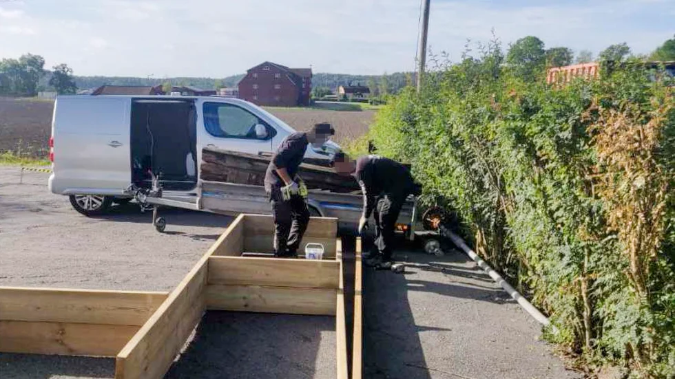 Bild från polisens förundersökning, där två av målsägarna i målet ses arbeta. Åklagaren hävdar att det rör sig om tvångsarbete.