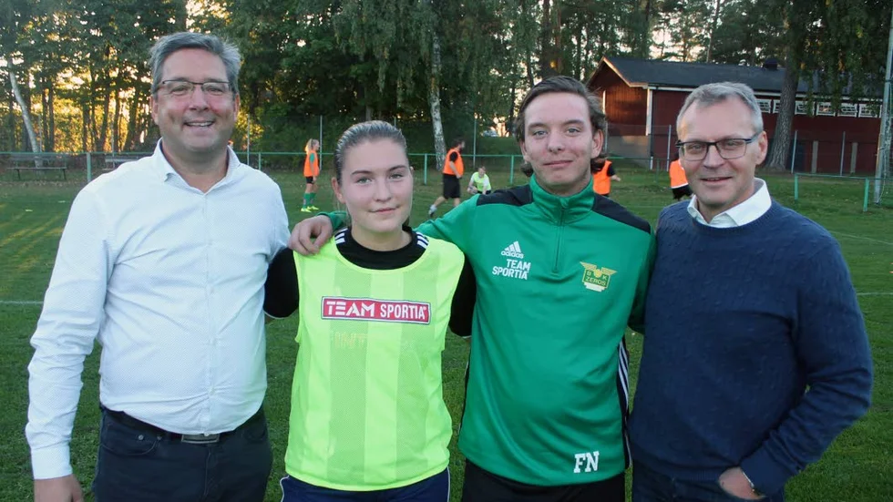 BK Zeros från Varamon, en klassiker i Motalafotbollen. Här ses fyra människor med stora Zeroshjärtan, huvudordföranden Magnus Hultin, spelarna Erica Danell och Jonathan Enoks, samt fotbollsordföranden Dennis Danielsson. Möt kvartetten i Fotbollsresan.