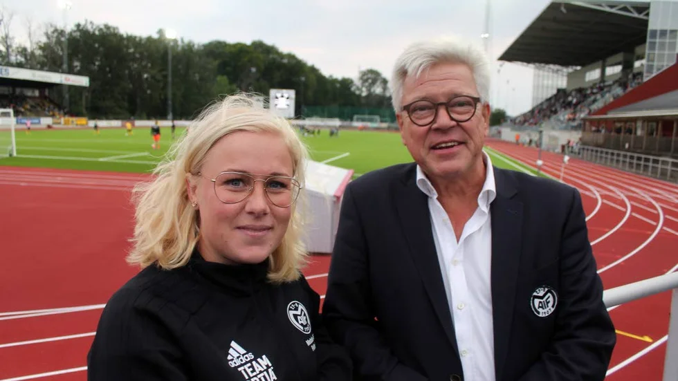Damlagets spelare Ida Överstam och ordföranden Stellan Axelson var några av de som intervjuades när Östgöta medias videoserie Fotbollsresan stannade till hos Motala AIF.
