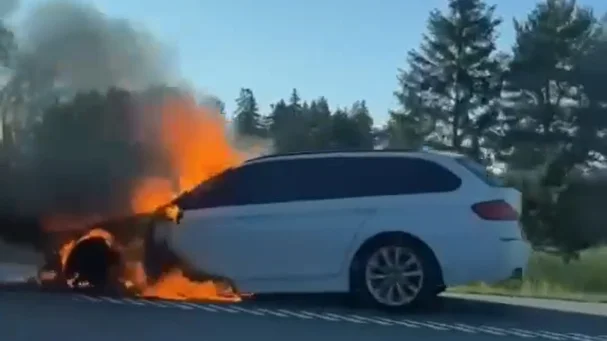 En bil började brinna under färd på E4