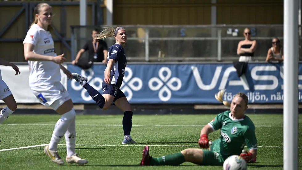 Rosengårds Olivia Schough (mitten) gör 3-0 på Växjös målvakt Louise Högrell Ledbetter.