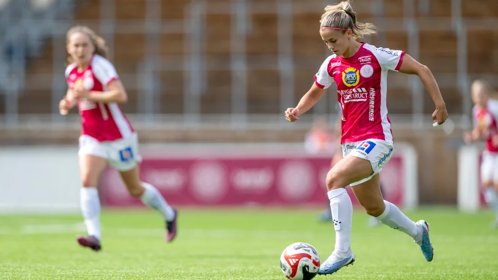 Johanna Renmark tar sig fram i matchen mot Linköping.