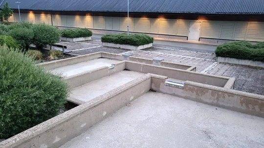 Den torrlagda vatteninstallationen vid Gråbo torg.