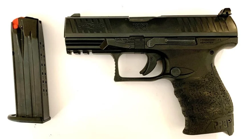 En av de tre pistolerna som de gripna männen hade.