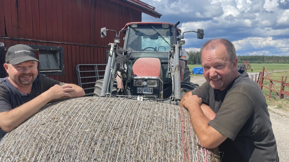 Tomas och Olle Andersson på gården Malmberg i Bie, poserande vid en av sina traktorer. 
