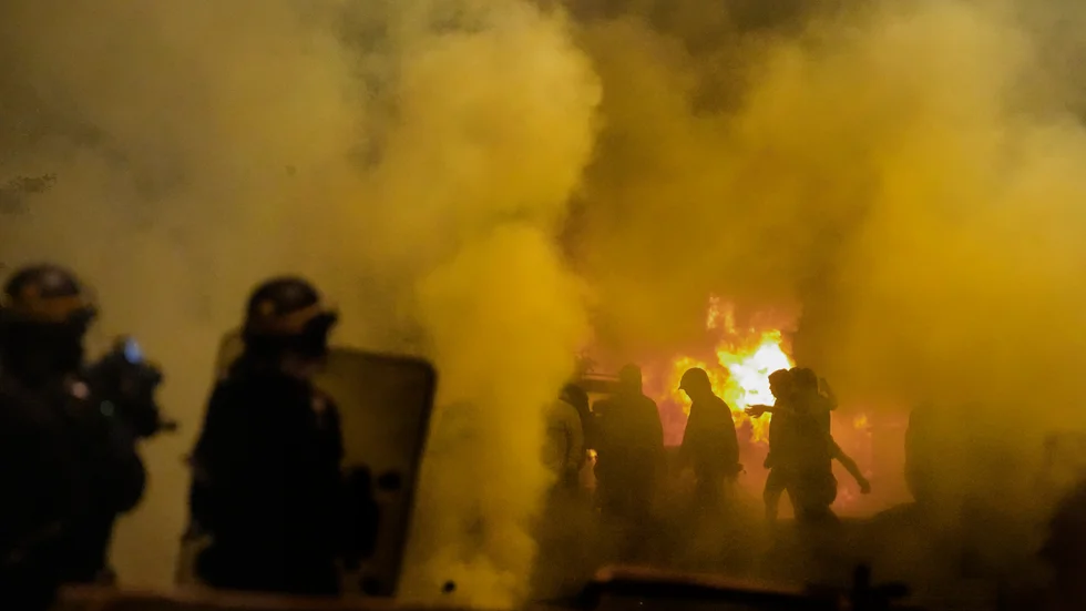 Protester i Parisförorten Nanterre efter polisens dödsskjutning av en tonårspojke.