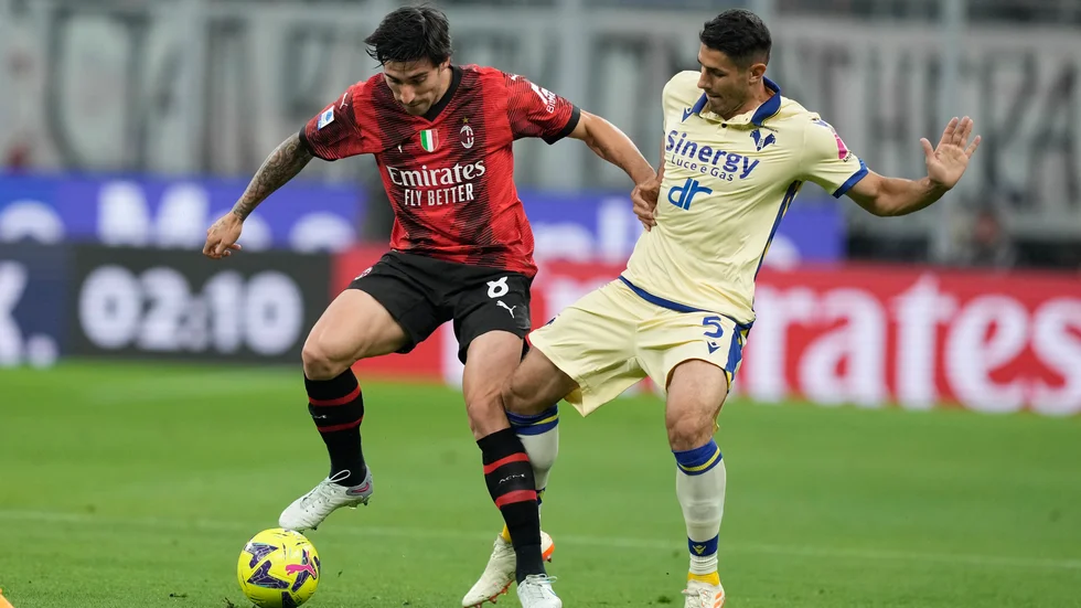 Sando Tonali, till vänster, i en match för Milan. Arkivbild.