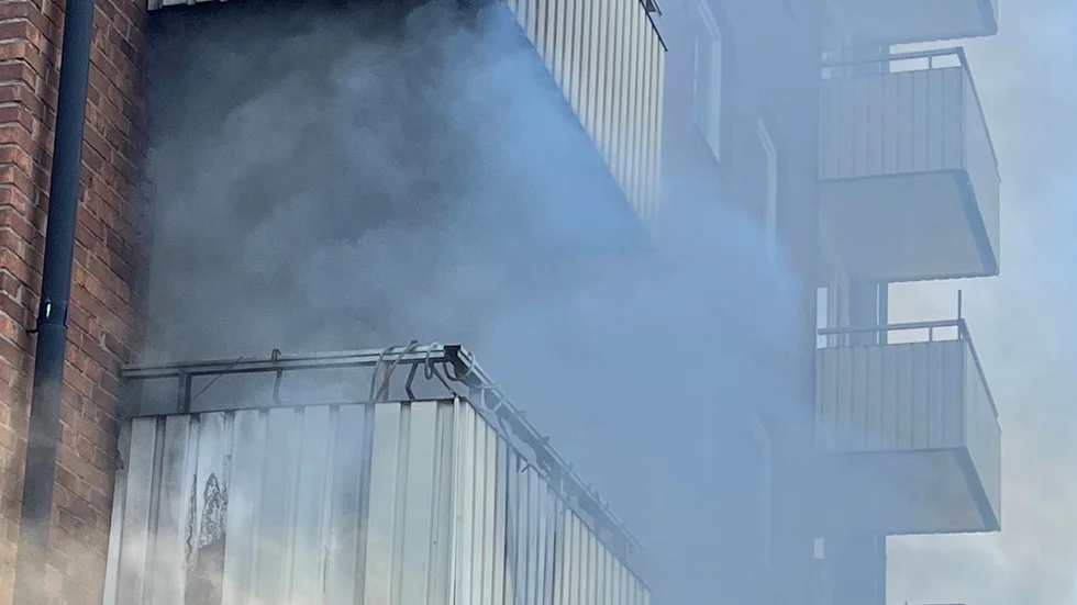 Rök vällde ut från balkongen, men räddningstjänsten lyckades begränsa branden i flervåningshuset i centrala Oxelösund.