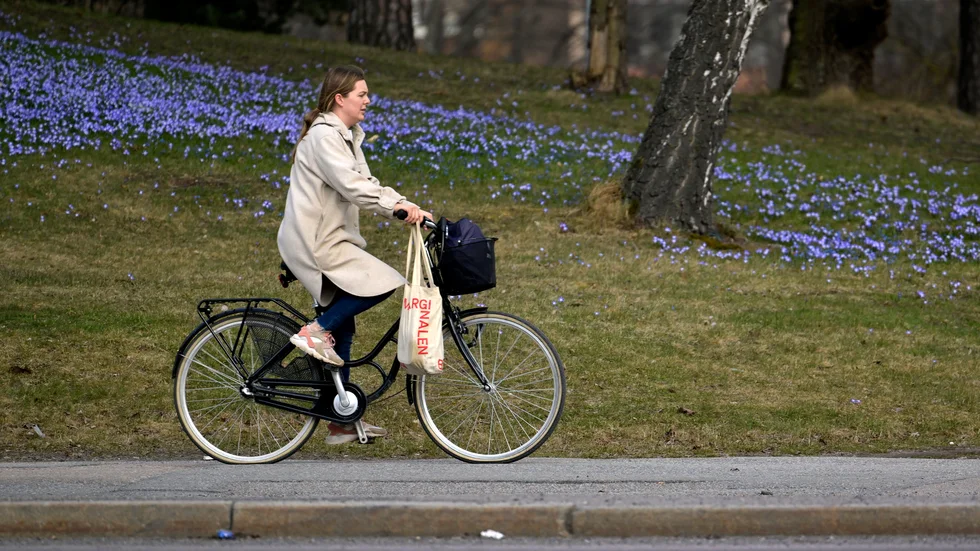 Samhället tjänar på att fler tar cykeln och förlorar på varje kilometer bilkörning, enligt insändarskribenterna. Arkivfoto