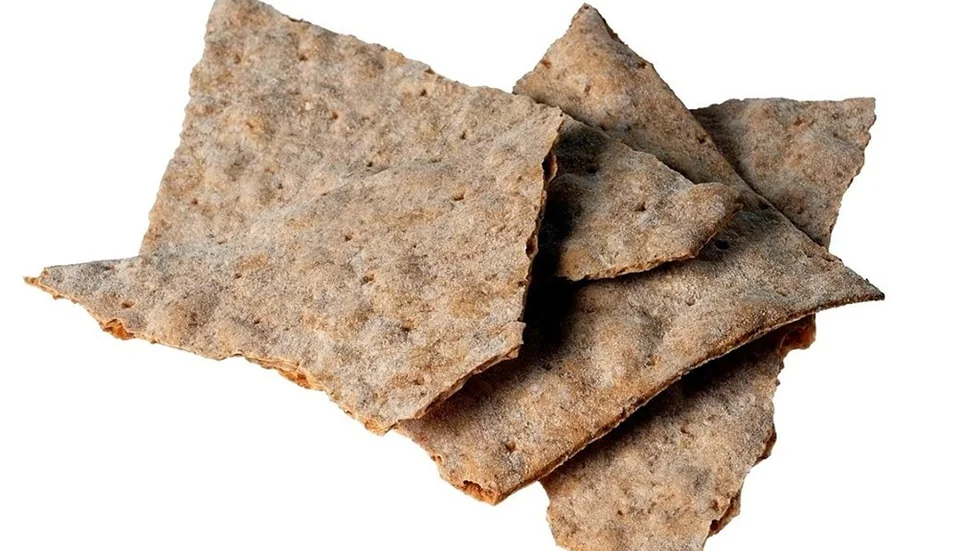 Frukost? Vatten och knäckebröd är ingen mat för hungriga bebisar.