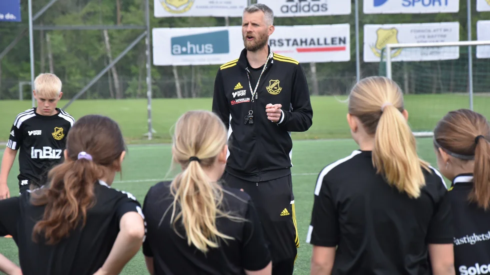 Domic tränar föreningens "future"-grupper, de barn som vill ha extra träningspass i veckan.