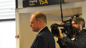 Efter att ha stressat fram i högsta tempo, ställer sig Per-Arne Blank, med ens mycket lugn, vid gaten till nästa Amsterdamplan för att svara på frågor om olyckan. Filmaren heter Anders Ekert.