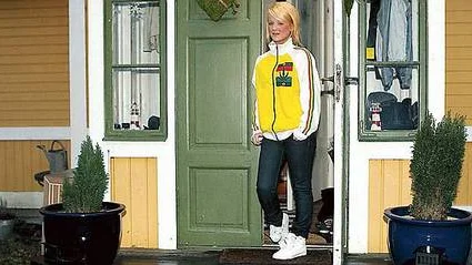 Anette Bjerregaard har svårt att hänga med skolarbetet eftersom skolskjutsen ofta kommer för sent.