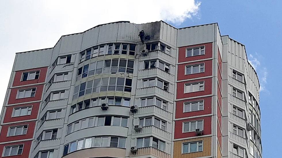 En skada undersöks på tisdagen efter en drönarattack i Moskva, som Ryssland hävdar kom från Ukraina.