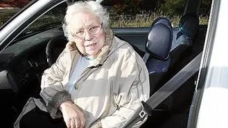 84-åriga Margit Dahlgren tar bilen till vattengympan. Annars kör hon inte så ofta numera, eftersom hon blir stressad av stadstrafiken.