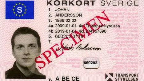 Framsida av körkort med ny logotyp.
