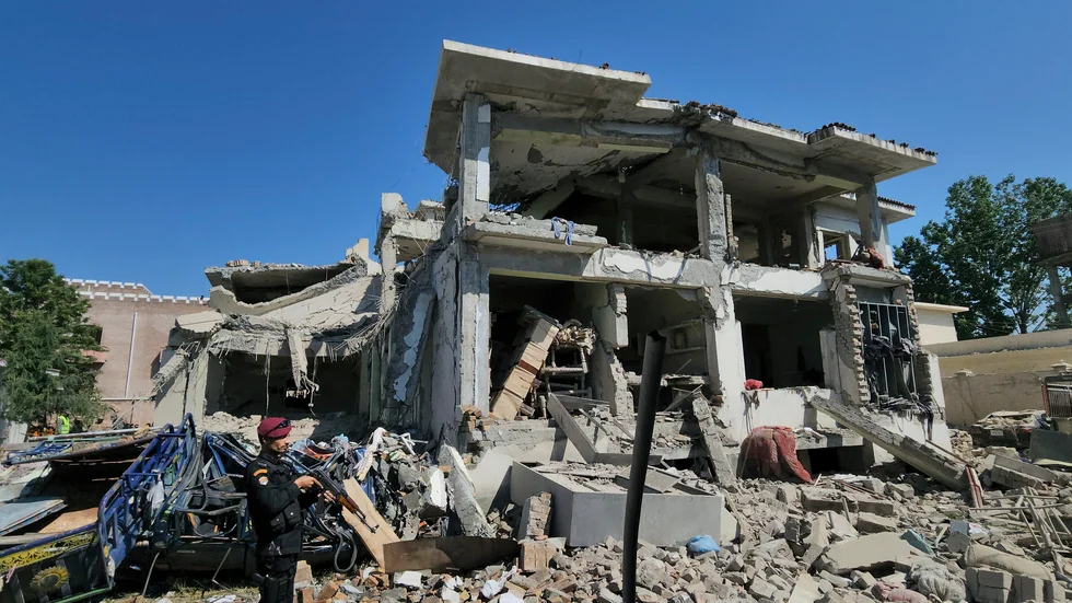En polis vaktar på tisdagen platsen för explosionerna i staden Kabal.