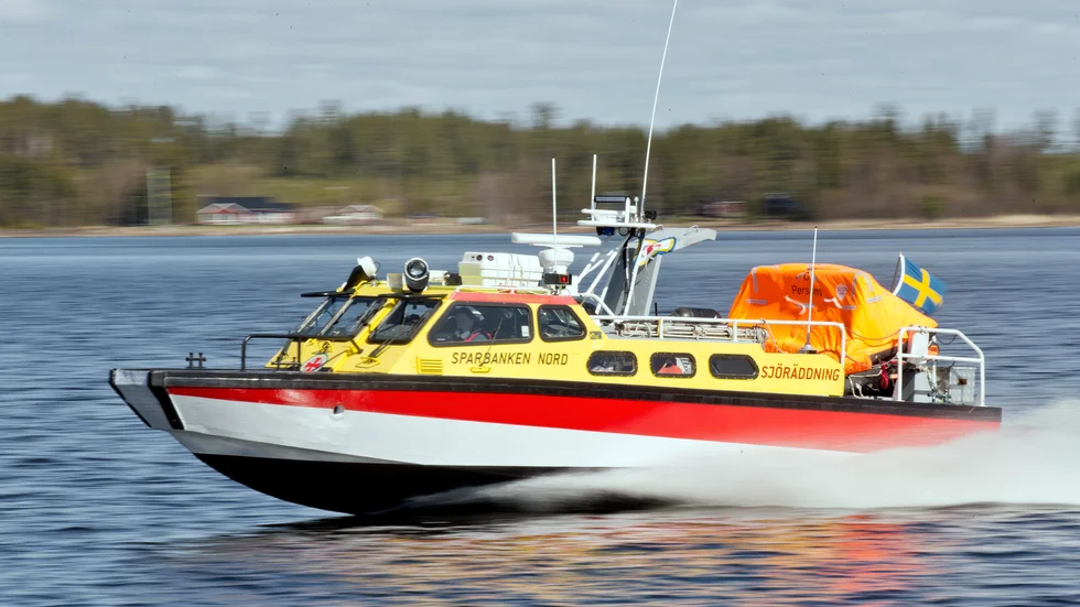Sjöräddningssällskapet har kallats ut för att hjälpa en fritidsbåt som grundstött i Siköreviken i Piteå.