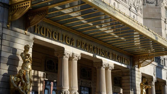 Kulturministern flänger och far och tar folk i örat, till exempel på Dramaten, men ute i landet pågår det mesta som vanligt med nedläggningar och besparingar utan att någon politiker kommer flängande med åtgärdsplaner.