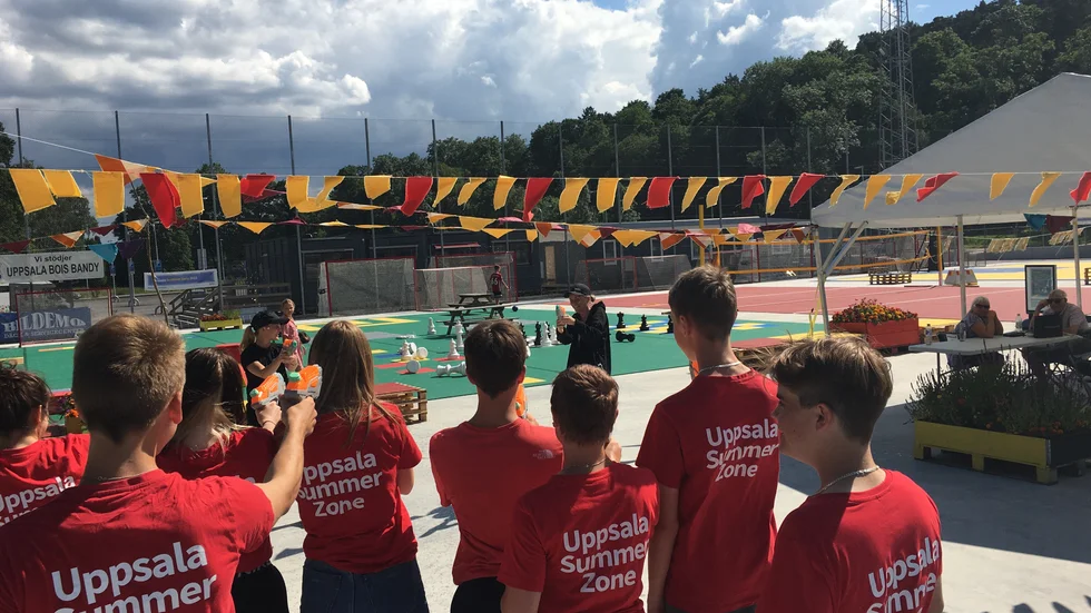Att jobba på Uppsala Summer Zone med att aktivera barn som har sommarlov är ett exempel på sommarjobb som kommunen erbjuder.  