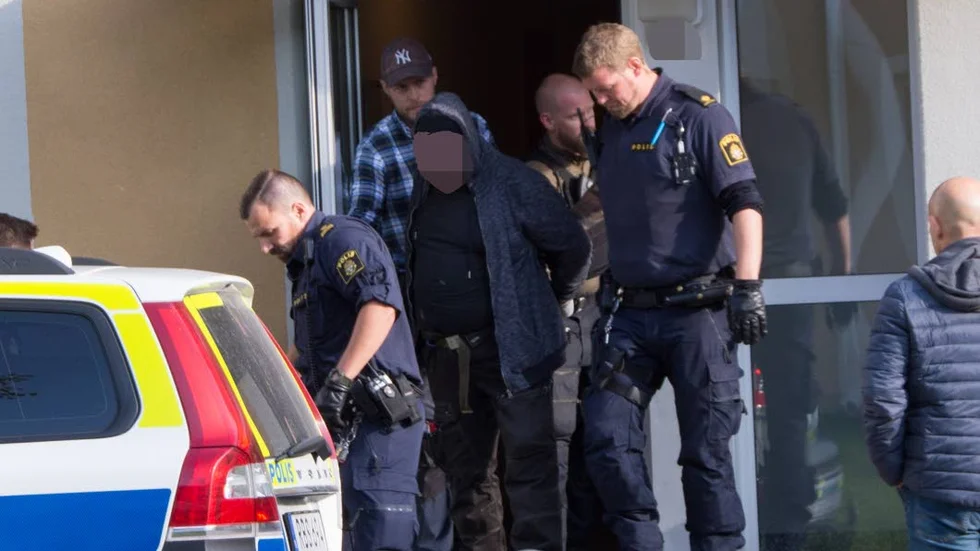 Dom. Här grips den 48-årige mannen timmarna efter mordförsöket.