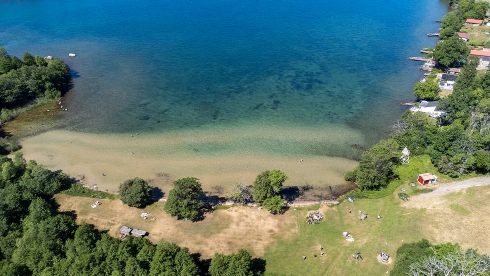 I Motala kommuns förslag står det att man vill förbjuda motordrivna fordon från att köra eller förtöja inom 200 meter från Jerusalemsbadets strandkant. 